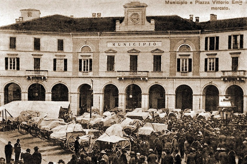 1946 Municipio  e mercato.JPG